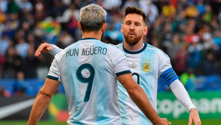 'Kun' Agüero y Messi festejan un gol