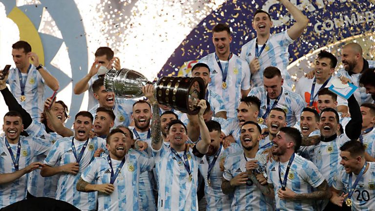 Jugadores de Argentina levantan la Copa América 