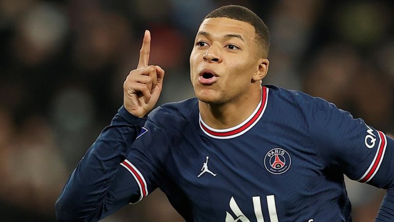 Kylian Mbappé festejando gol con el París Saint-Germain