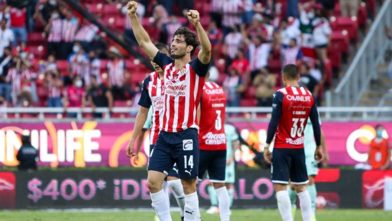 Antonio 'Pollo' Briseño celebra con Chivas