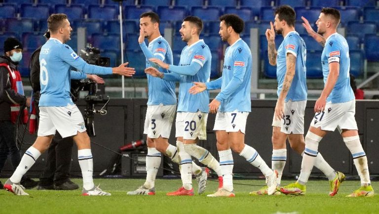 Lazio festejando gol ante Genoa en partido de la Serie A