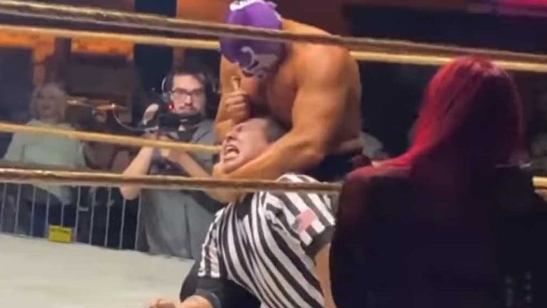 Hannibal ataca al árbitro Lando Deltoro en el ring