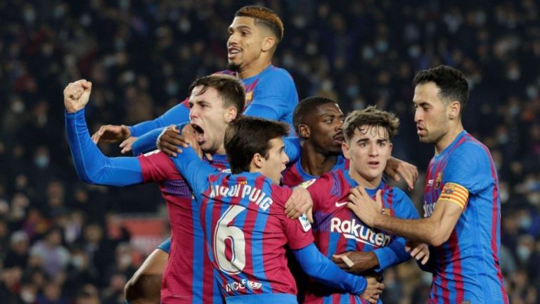 Jugadores del Barcelona festejando el gol del triunfo sobre el Elche