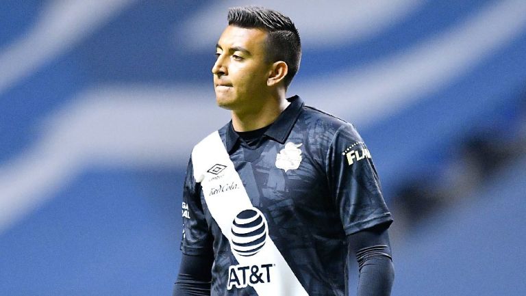 Daniel Álvarez jugando partido con el Puebla en la Liga MX