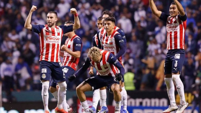 Jugadores de Chivas en festejo