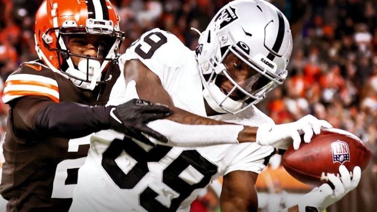 Raiders y Browns durante el partido