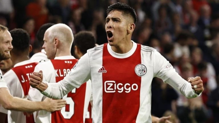 Edson Álvarez en un partido con el Ajax