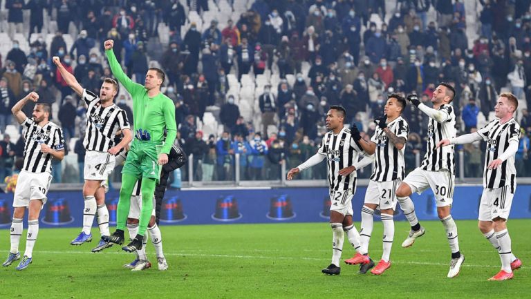 Jugadores de la Juventus festejan con sus fans 