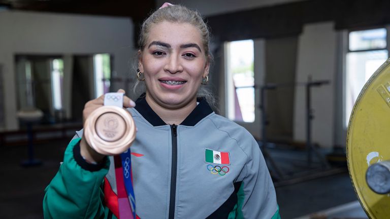 Aremi Fuentes posa con su medalla 