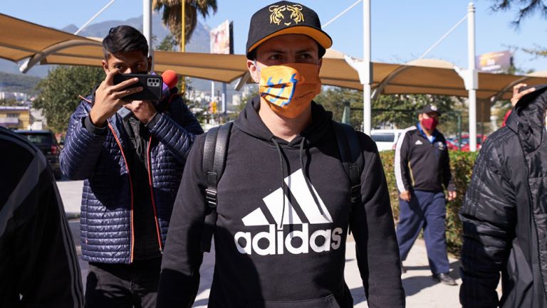 Sebastián Córdova llegando a las instalaciones de Tigres 