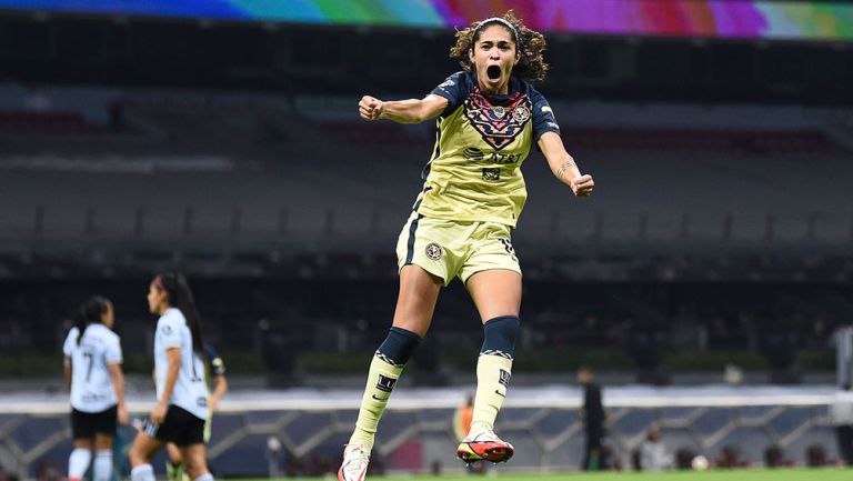 Daniela Espinosa festeja un gol con América