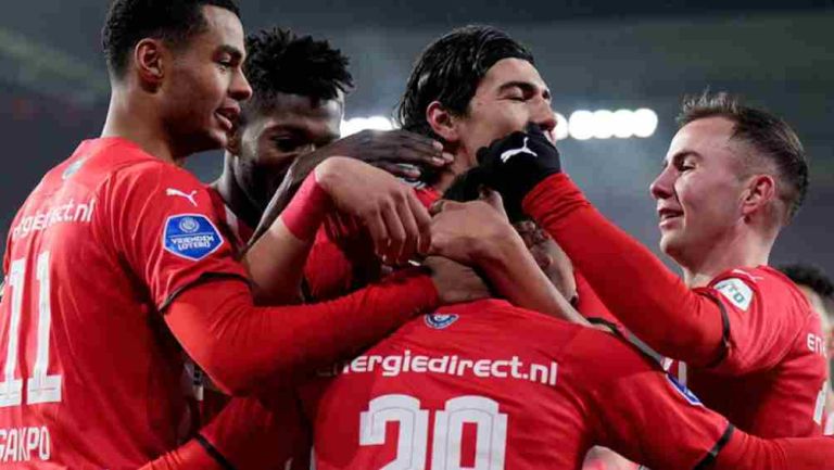 Erick Gutiérrez festeja con sus compañeros un tanto del PSV