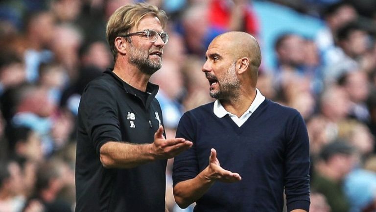 Jurgen Klopp junto a  Pep Guardiola durante partido