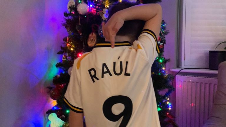 Aficionado posa con la playera de los Wolves en Navidad