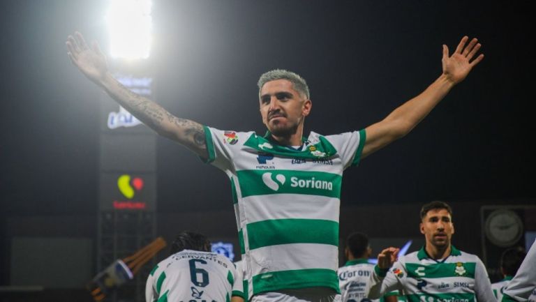 Diego Valdés en festejo con Santos