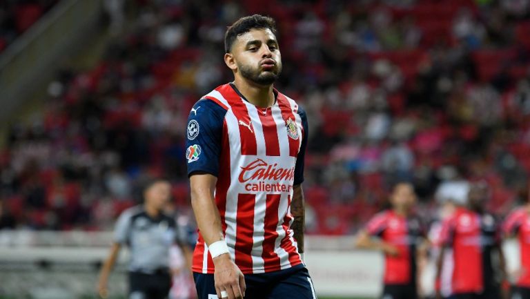 Alexis Vega durante un partido con Chivas