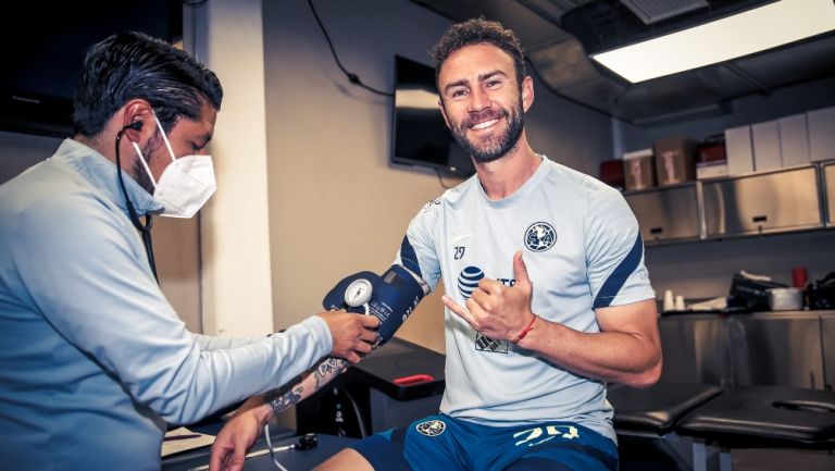 Miguel Layún realizando exámenes médicos