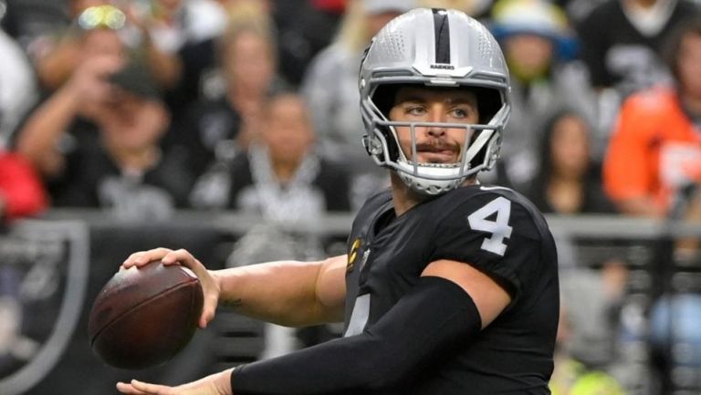 Derek Carr en un partido de los Raiders