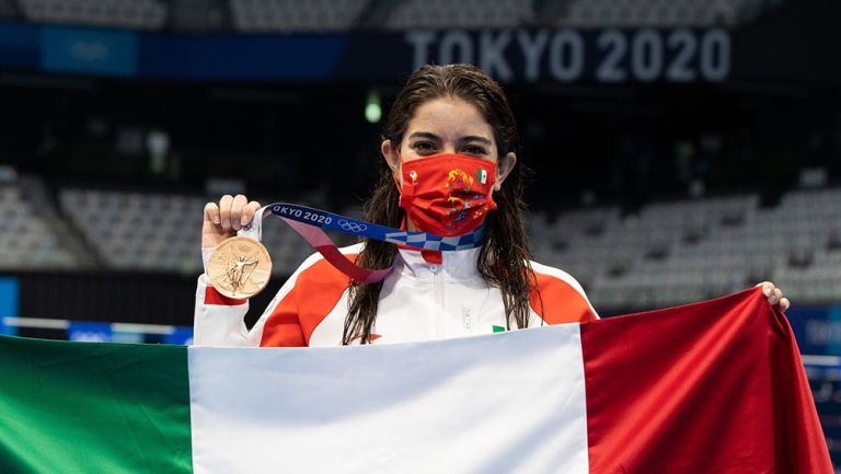 Alejandra Orozco con su medalla en Tokio 2020