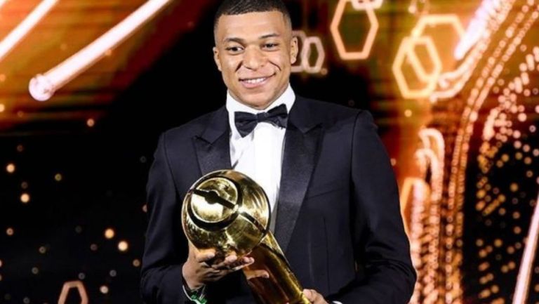 Kylian Mbappé recibiendo su premio