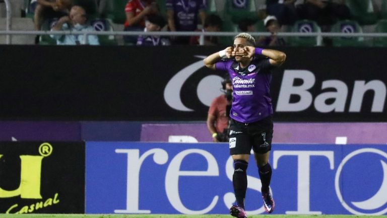 Camilo Sanvezzo durante un partido con Mazatlán