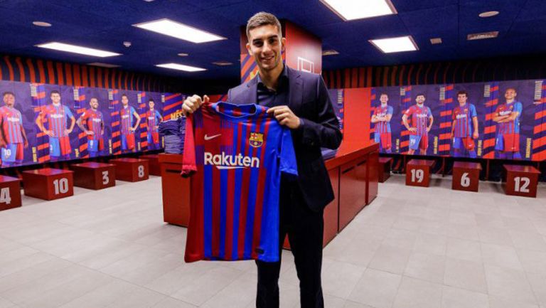 Ferran Torres posa con la camiseta del Barcelona 