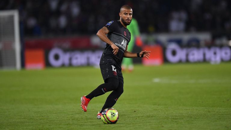 Rafinha durante un duelo con el PSG