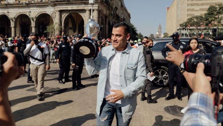 Aldo Rocha con el trofeo de Campeón en Guadalajara