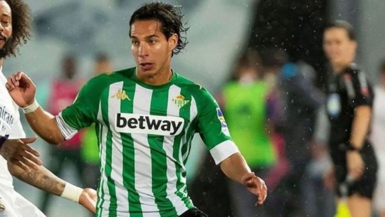 Diego Lainez jugando con el Betis