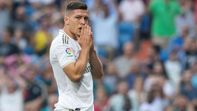 Luka Jovic durante un duelo con el Real Madrid 