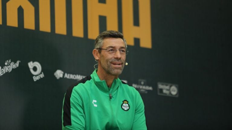 Pedro Caixinha en su presentación con Santos