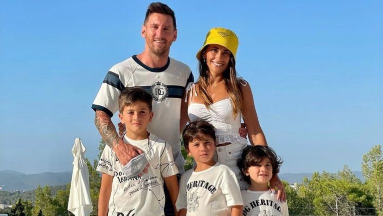 Messi junto con su esposa e hijos
