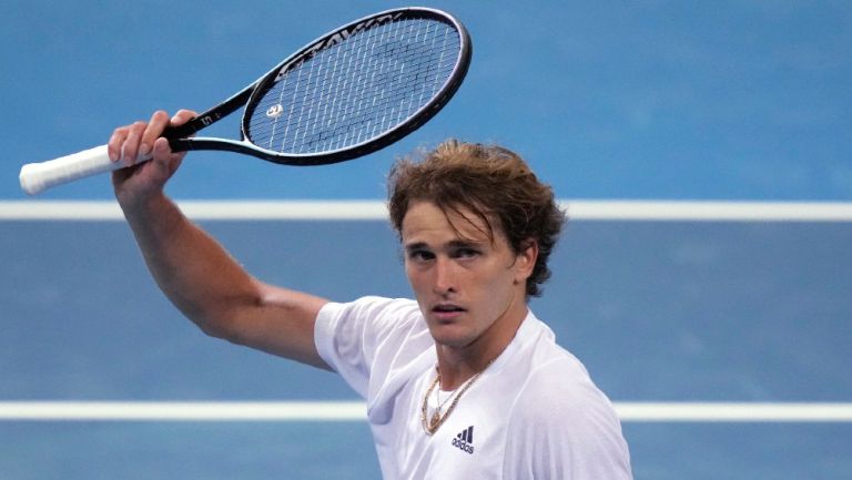 Zverev saluda con su raqueta