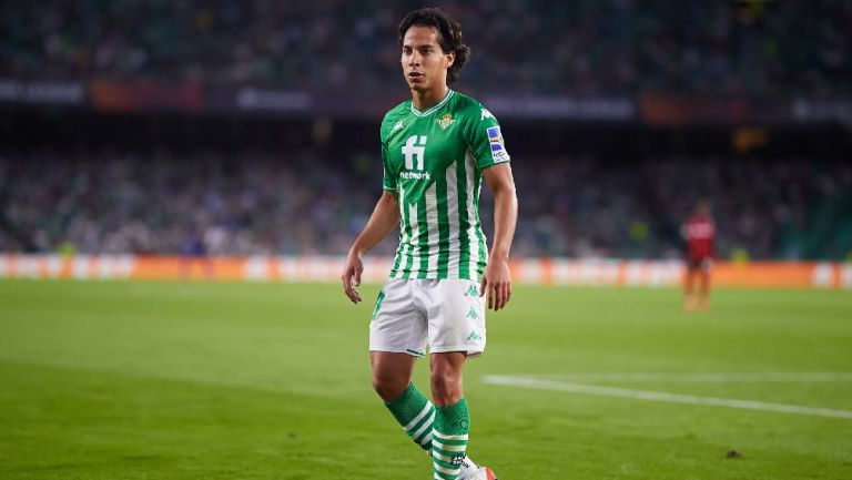 Diego Lainez jugando partido con Real Betis en LaLiga