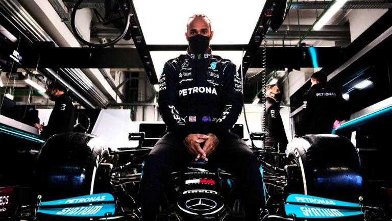 Lewis Hamilton posa con la escudería de Mercedes
