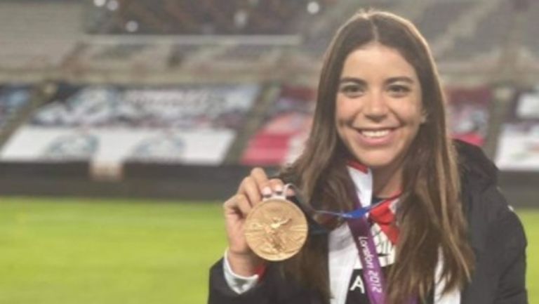 Alejandra Orozco posa con medalla
