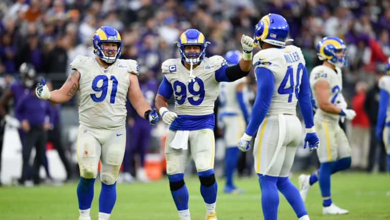 Jugadores de Rams festejan ante Baltimore