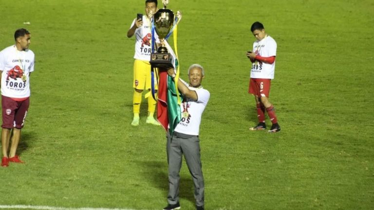 Roberto Hernández con el trofeo de Campeón 