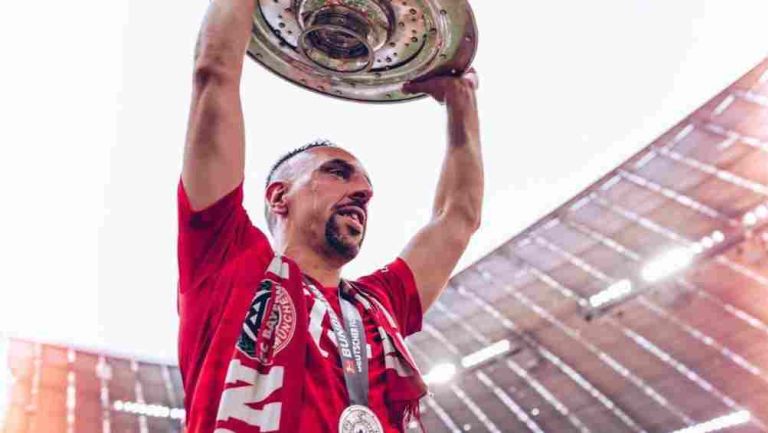 Ribéry alzando el trofeo de la Bundesliga 