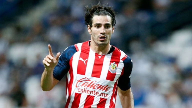 Antonio Briseño jugando partido con las Chivas en la Liga MX