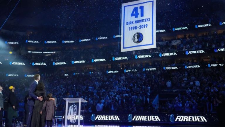 La retirda del número 41 de Dirk Nowitzki en el American Airlines Center 