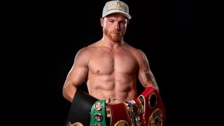 Canelo Álvarez posa con sus cinturones