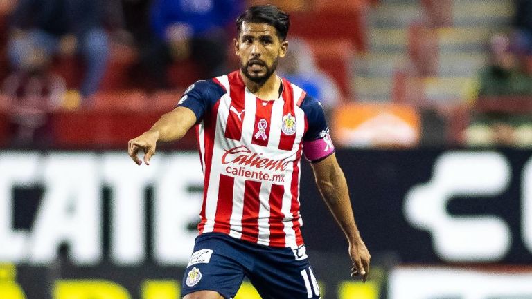 Miguel Ponce jugando partido con Chivas en la Liga MX