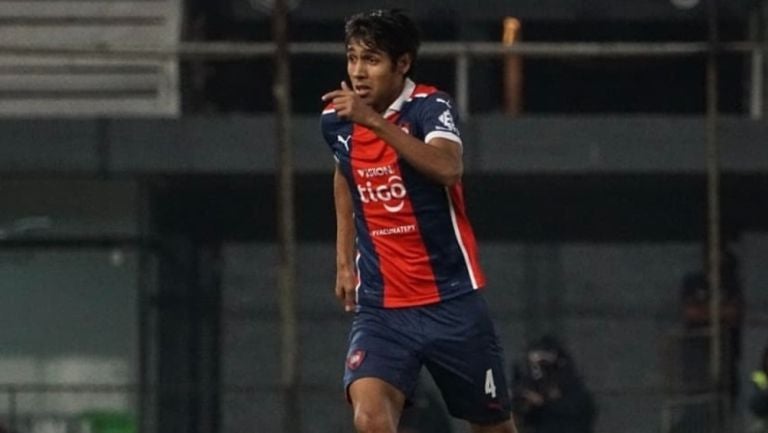 Alexis Duarte jugando partido en Paraguay con Cerro Porteño