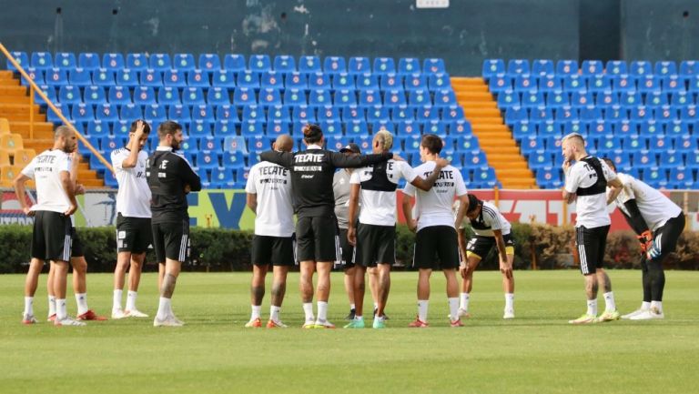 Jugadores de Tigres durante entrenamiento previo a partido amistoso contra Venados