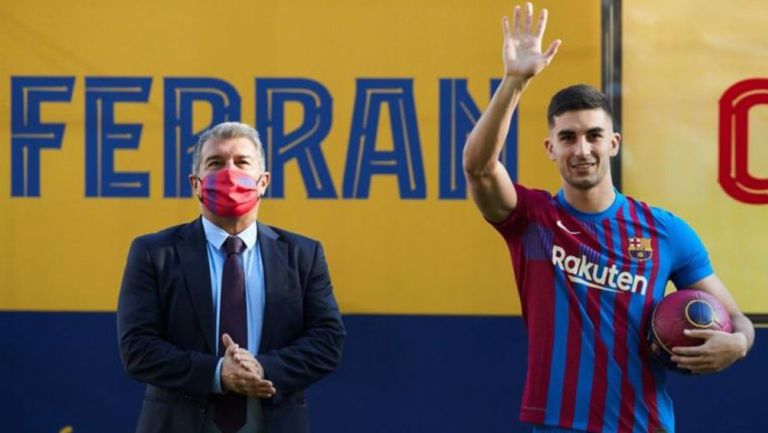 Joan Laporta junto a Ferran Torres 