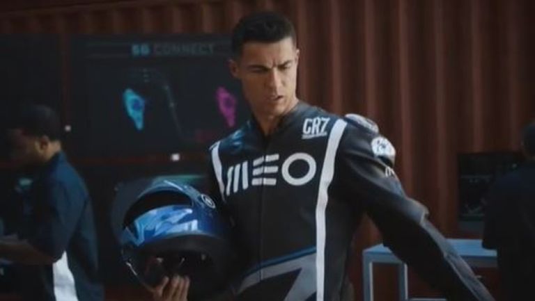 Video: Cristiano Ronaldo se 'sube a una moto' para comercial de telecomunicaciones