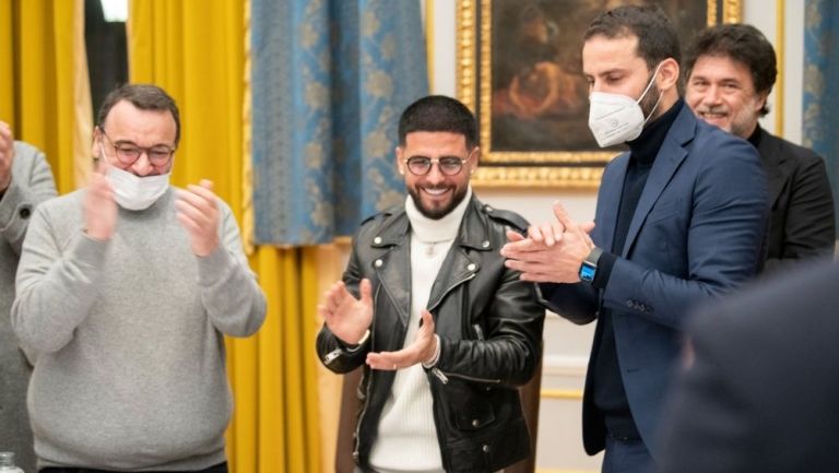 Insigne junto al presidente del Toronto 