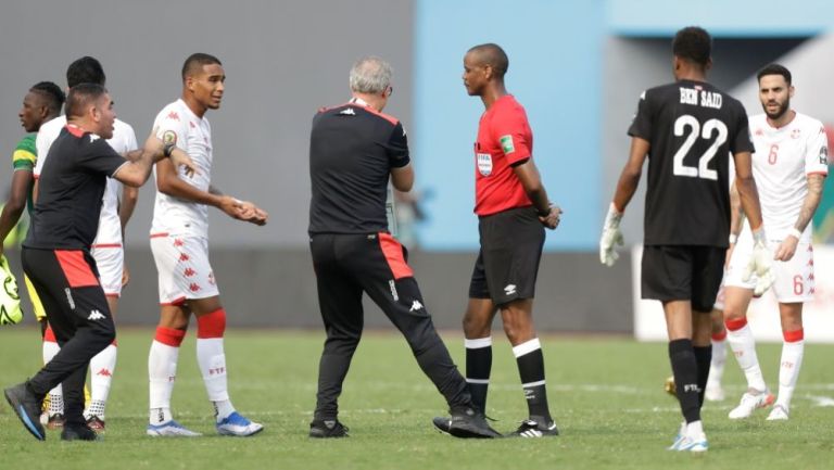 Janny Sikazwe al terminar el juego entre Túnez y Mali antes de tiempo