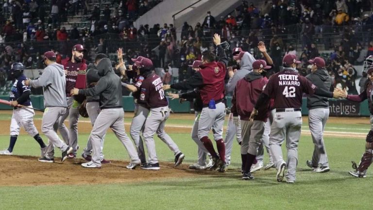 Tomateros de Culiacán festejando pase a la final de la LMP